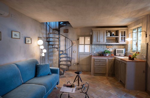 Seravezza Villa | Private Villa with sauna, WIFI, A/C, hot tub, balcony, panoramic view, close to Forte Dei Marmi