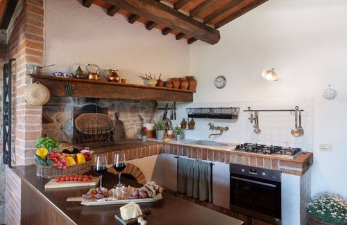 Santarello Villa | Private Villa with WIFI, private pool, hot tub, TV, pets allowed, parking, close to Montepulciano