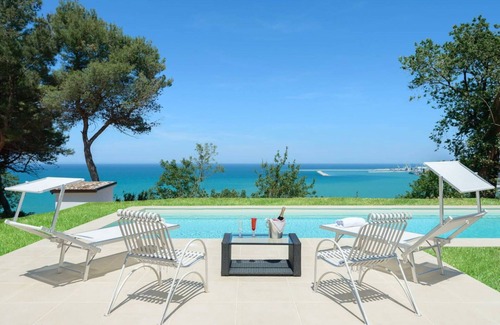 Palombina Nuova Villa | Private Villa with WIFI, A/C, private pool, TV, terrace, pets allowed, panoramic view, parking