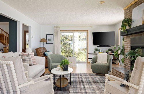 Suttons Bay House | Private Waterfront on West Bay with Hot Tub!
