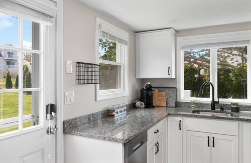 Portsmouth House | Private waterfront w/rocky beach near Newport