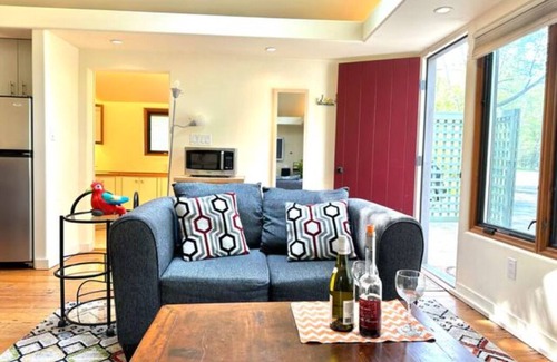 Zena Cottage | Private Woodstock cottage. Don't forget your dog!