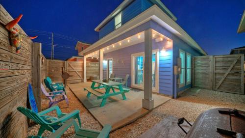 Cinnamon Shore House | Private Yard Shared Pool Near the Beach Bluetique Hotel by AvantStay