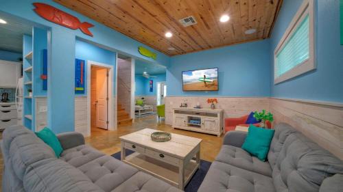 Cinnamon Shore House | Private Yard Shared Pool Near the Beach Bluetique Hotel by AvantStay