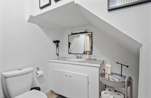 Glenbrook Apartment | PrivateEntry Basement w/Office NearMRU Freeparking