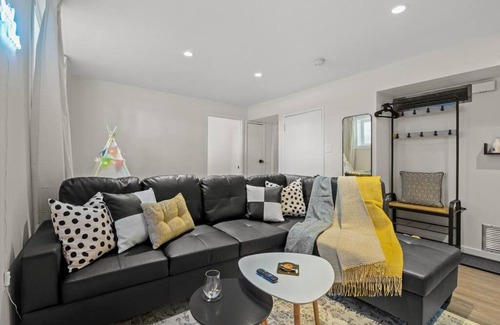 Glenbrook Apartment | PrivateEntry Basement w/Office NearMRU Freeparking