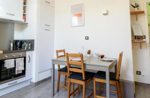 Henriville Apartment | Proche centre, 2 couchages, calme, lumineux