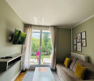 Chantiers Apartment | Proche Château de Versailles avec balcon vu sur une forêt et parking gratuit pour 5 personnes maximum
