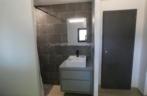 Clermont-l'Herault House | Proche Lac du Salagou, Chambre agréable avec salle d'eau et WC privé
