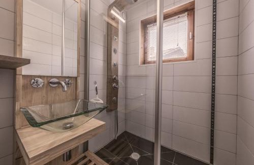 Meribel-Mottaret Apartment | Proche pistes et commerces · Balcon · WiFi inclus - FR-1-688-77
