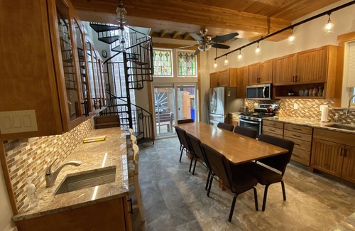 South Side Flats House | PROFESSIONALLY CLEANED/QUARANTINED