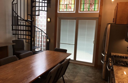 South Side Flats House | PROFESSIONALLY CLEANED/QUARANTINED