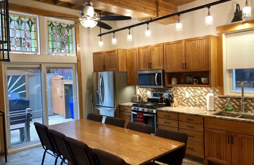 South Side Flats House | PROFESSIONALLY CLEANED/QUARANTINED