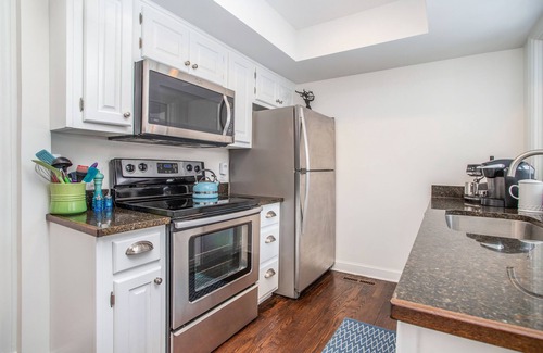 Benton Harbor Cottage | Professionally designed home on golf course w/golf course view, gas grill, patio