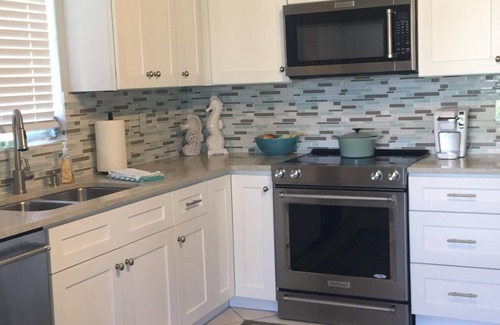 Englewood House | Professionally Decorated cottage on Manasota Key -walk to beach