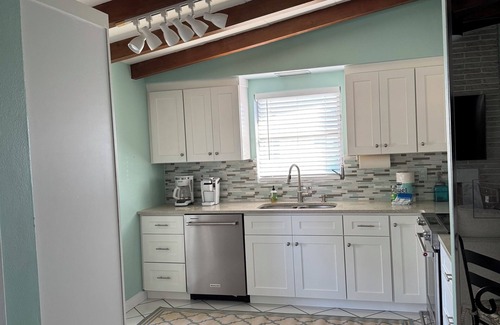 Englewood House | Professionally Decorated cottage on Manasota Key -walk to beach
