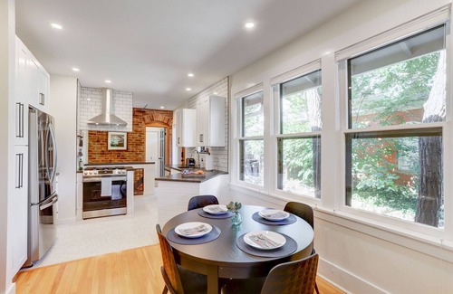 Mapleton Hill Condo | PROMO 10% MONTHLY DISCOUNTn 2 Bedroom & Office, walk to everything!