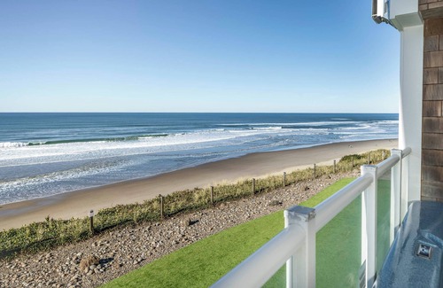 Lincoln City Condo | Promo! 2nd Floor, Corner Oceanfront Condo/Private Hot Tub/Pool/WiFi and More!