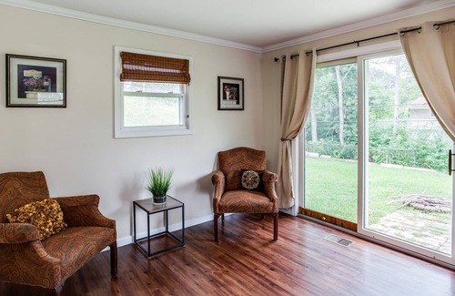 Rochester House | PROMO 5% WEEKLY/10% MONTHLY DISCO Suburban Ranch with Hot Tub Mins away from RIT
