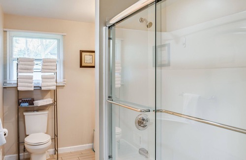 Rochester House | PROMO 5% WEEKLY/10% MONTHLY DISCO Suburban Ranch with Hot Tub Mins away from RIT