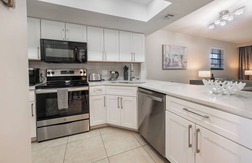 Park Shore Condo | PROMO 5% WEEKLY/10% MONTHLYnNewly Renovated Beautiful Condo In Tropical Paradise