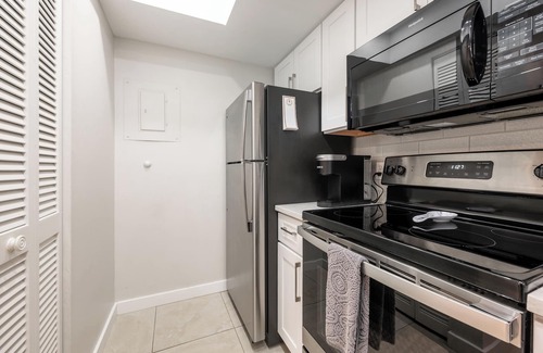 Park Shore Condo | PROMO 5% WEEKLY/10% MONTHLYnNewly Renovated Beautiful Condo In Tropical Paradise