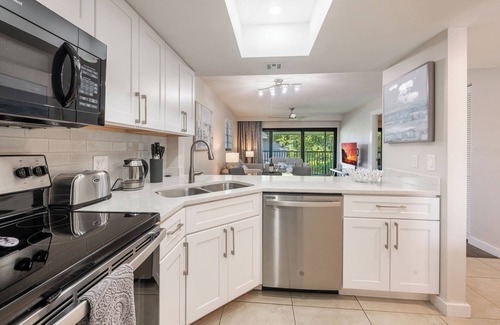 Park Shore Condo | PROMO 5% WEEKLY/10% MONTHLYnNewly Renovated Beautiful Condo In Tropical Paradise