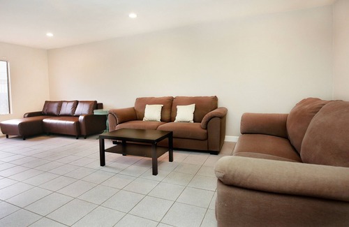 West Covina House | PROMO 5% WEEKLY AND 40% MONTHLY DISCOUNTnTownhouse with 3 bedrooms&2.5 bathrooms