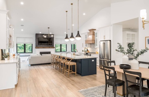 Glenn House | PROMO! Lux w. Private Heated Pool| Hot Tub |Sleeps 12 | King beds