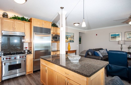 Lincoln City Condo | Promo! Second Floor Corner Condo, Oceanfront, Private Hot Tub, Pool, Wifi