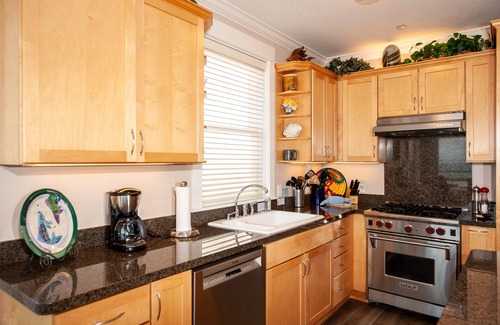 Lincoln City Condo | Promo! Second Floor Corner Condo, Oceanfront, Private Hot Tub, Pool, Wifi