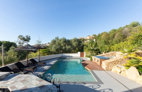 Pietrosella House | Propriété les Pieds Dans L'eau, Piscine, Jacuzzi