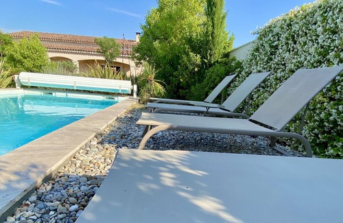 Saint-Saturnin-les-Avignon House | Provencal villa with landscaped garden, salt pool and petanque court