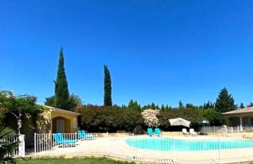 L'Isle-sur-la-Sorgue Villa | Provençal villa with pool