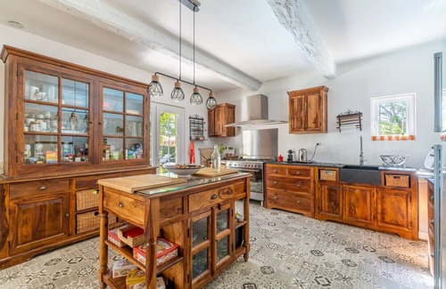 Vernegues House | Provencal bastide with heated pool near Alpilles and Luberon