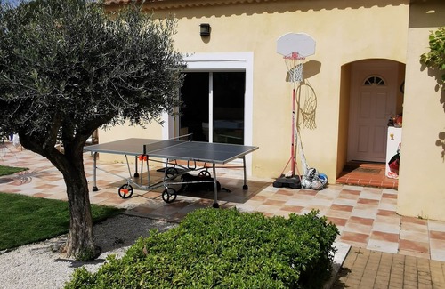 Ventabren Villa | Provence: Quiet, modern villa, green setting, swimming pool and children's play area