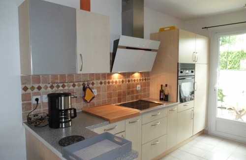 Pierrevert House | Provincial house with large garden. Golf course nearby.