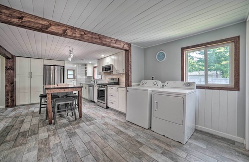 Prudenville Cottage | Prudenville Retreat w/Yard ~ 1 Mi to Lake!