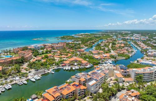 Puerto Aventuras Apartment | Puerto Aventuras Private Terrace and Golf View