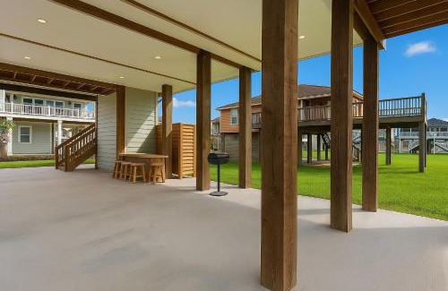 Crystal Beach House | Puesta Del Sol 4BR Beach Retreat Decks Ocean Views and Outdoor Bar