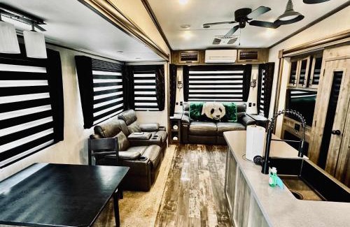 Ahwahnee Apartment | Puffy Panda RV-Hot Tub-Sleeps 2