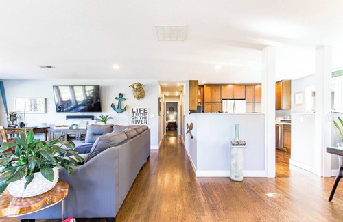 Cathlamet House | Puget Island Riverfront Getaway with Hot tub