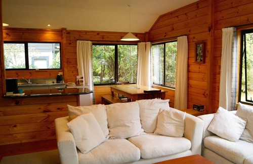 Pukawa Cottage | Puka Lodge (Front dwelling) - Pukawa Bay Home