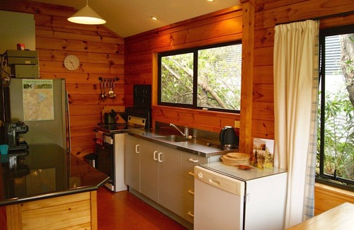 Pukawa Cottage | Puka Lodge (Front dwelling) - Pukawa Bay Home