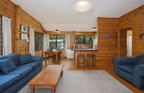 Pukawa Cottage | Puka Lodge (Rear dwelling) - Pukawa Bay Home