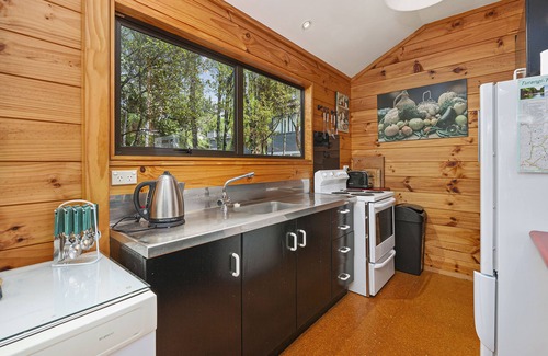 Pukawa Cottage | Puka Lodge (Rear dwelling) - Pukawa Bay Home