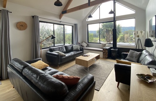 Ohakune Ski Chalet | Pukeiti - Designer Mountain Chalet with spa & mountain views