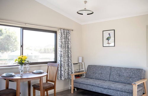 Waiohiki House | PUKEKO LODGE - NAPIER HOLIDAY HOME, with a garden in Napier