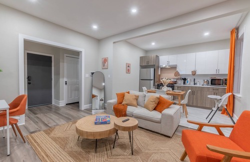 Upper Roseville Apartment | Pumpkin Premise by Airport. 5 beds+Sleeps 8! ✨Book 7 days, Get 20% OFF!✨