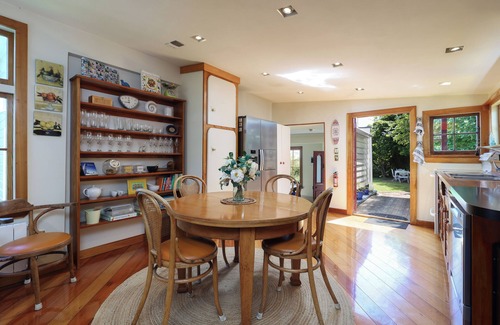 Britannia Heights Apartment | 'Puna Perch - Te Whare Rangi' - Private Room in Nelson Waterfront